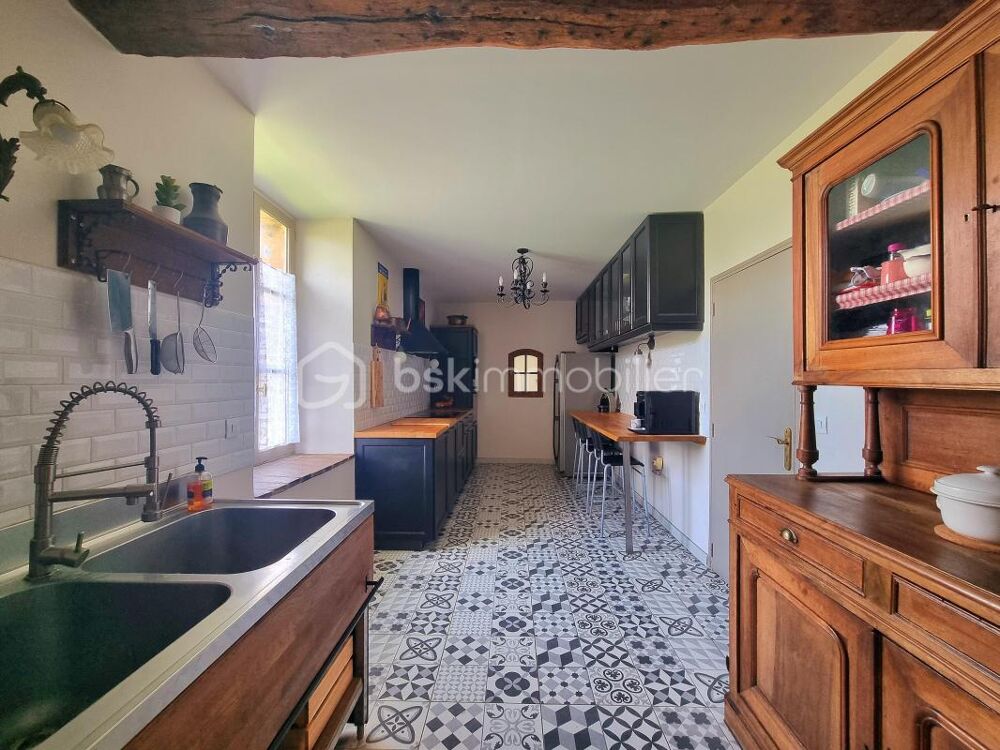 Propriété 14 pièces, 8 chambres, granges, cave et jardin