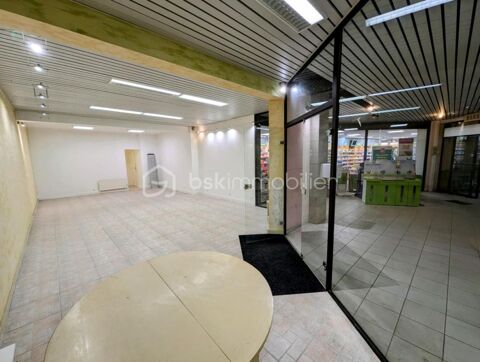   Local commercial / Professionnel situé au centre commercial de Saint-Georges-de-Reintembault 