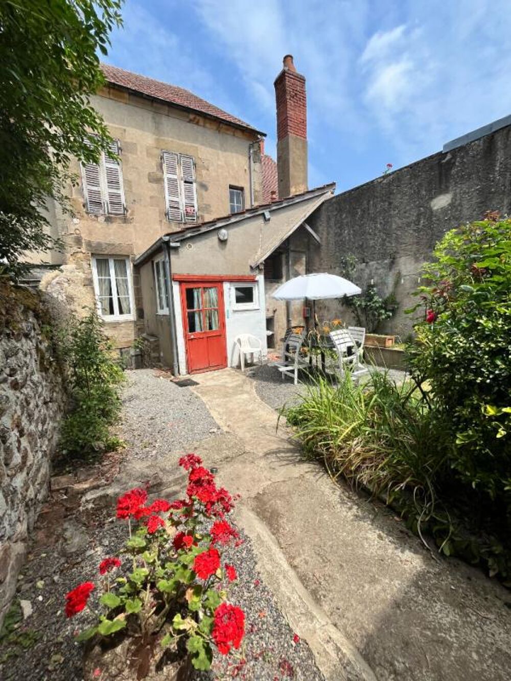 Vente Maison Le Montet Maison + Cour + cave +  Jardin + puits + garage + dépendances Le montet