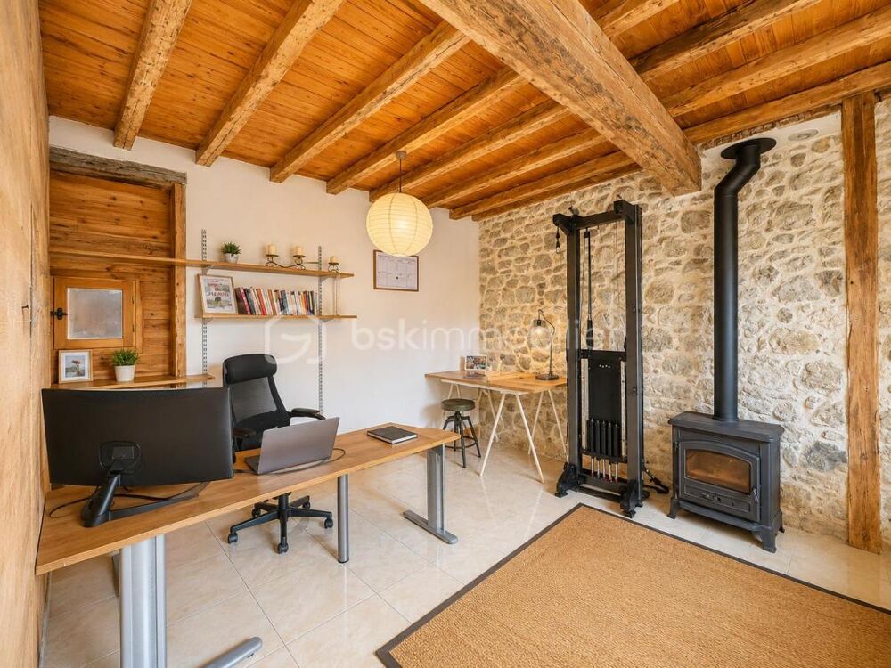 Maison de caractère en pierre  Poutres, sauna & cour  Coeur de Vic