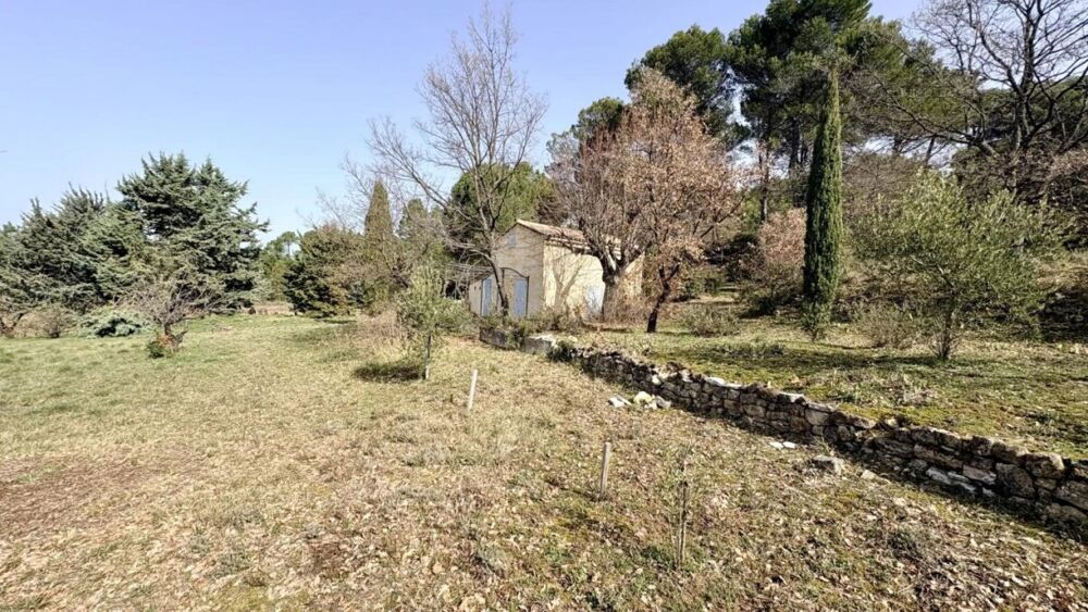 Cabanon à rénover sur 1,5 hectare de nature à Mormoiron