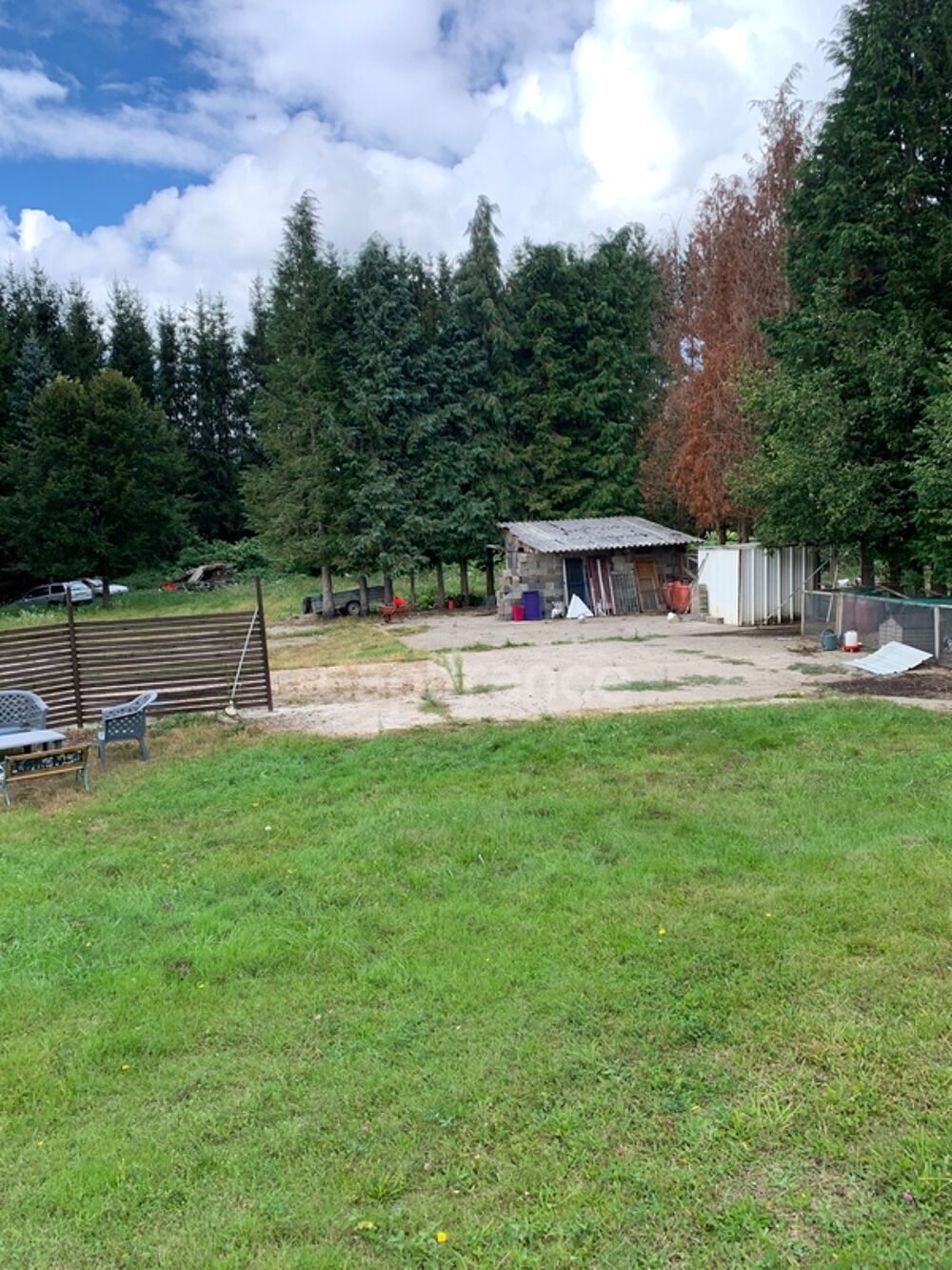 Vente Immeuble A NOIRETABLE (42) Batiment Professionnel  avec un APPART de 84 M2 sur un terrain de 8700 m2 Noiretable
