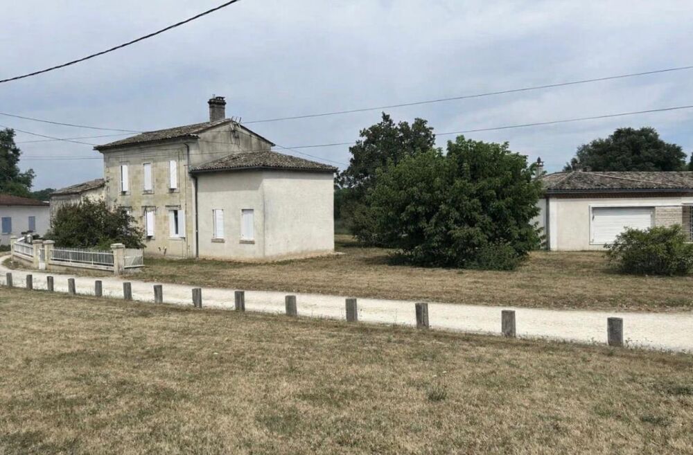 A 7 kms de Saint-André de Cubzac ,au calme à La Lande de Fronsac ,découvrez cette maison R+1 en pierre 1900 d'environ 101 m² h