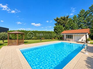 Vente Maison Maison de 165 m² – Terrain d'environ 3 400 m² en zone urbaine – Fort potentiel – Piscine – Garage Gerzat