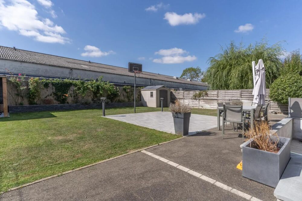 Maison familiale 7 pièces de 250 m² au Mesnil-Saint-Denis avec studio indépendant