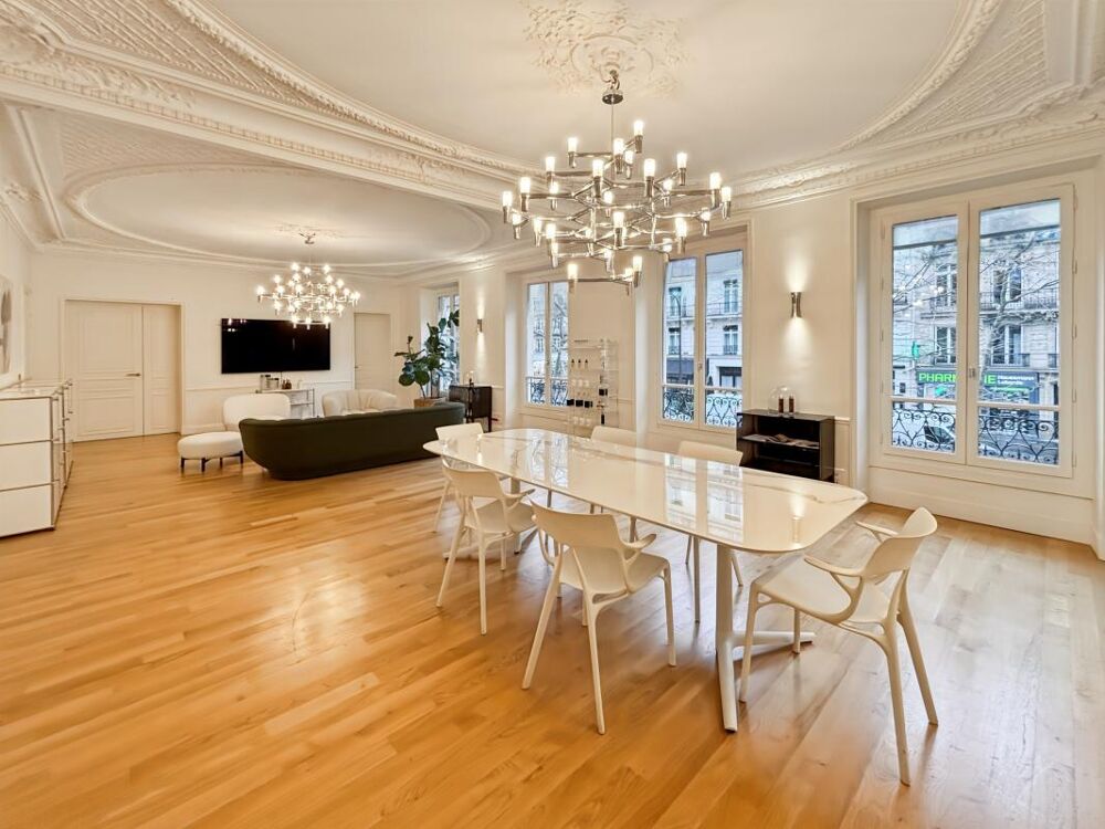  Bureaux livrés rénovés climatisés, avec parquet et moulures 