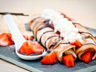  LOCRONAN(29) – Ensemble commercial et habitation en pierre de taille et moellons avec crêperie en activité et chambres d'hôtes Locronan