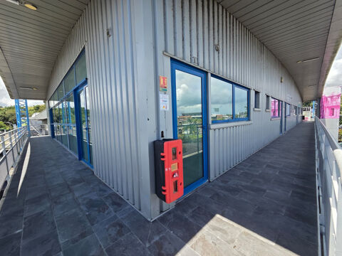   Local à louer, 1er étage avec ascenseur, 82 m², Immeuble Omale, Colin Petit-Bourg 