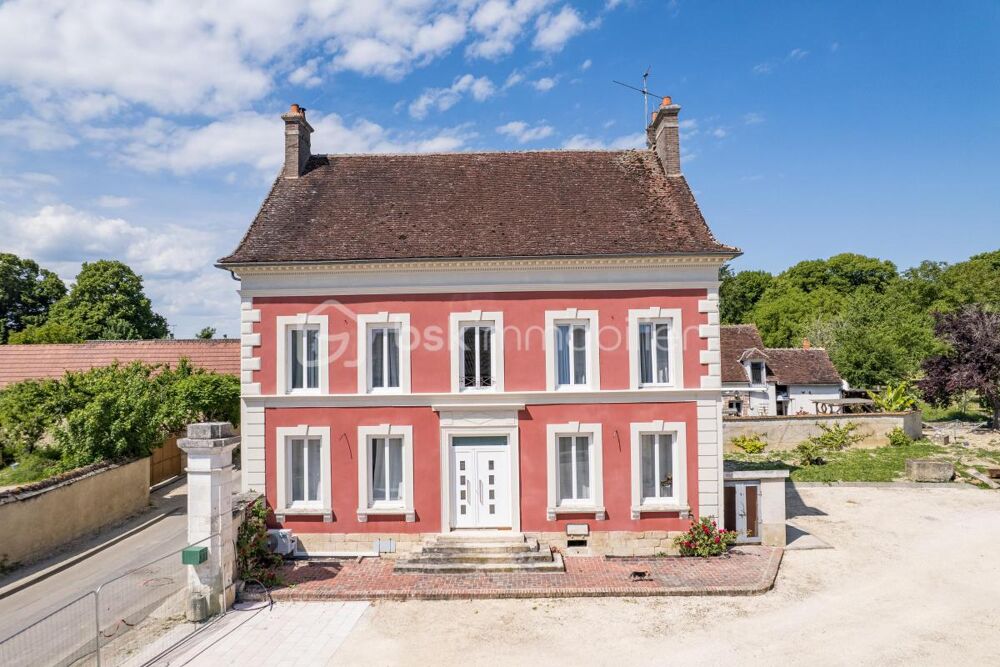 Magnifique maison de maître du 19 ème siècle, entièrement rénovée avec son incroyable caveau et ses multiples dépendances !