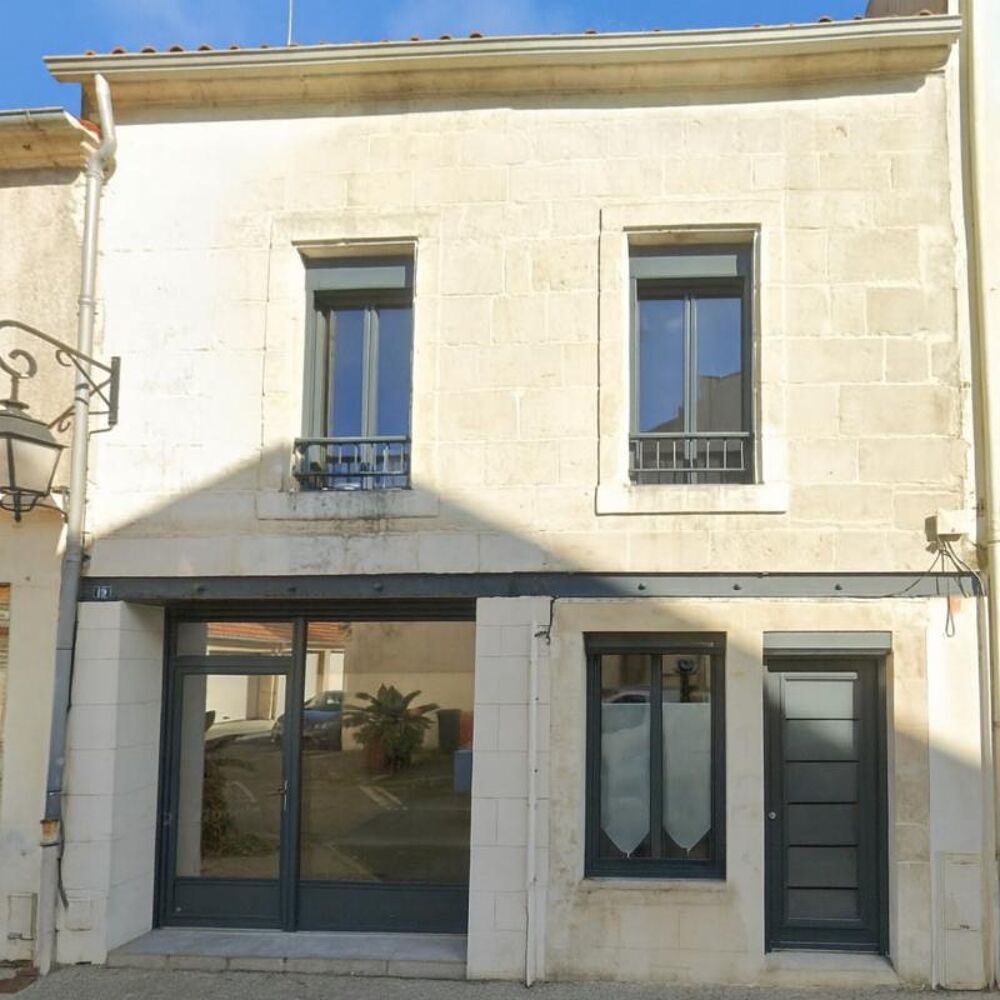 LUCON COEUR DE VILLE MAISON EN PIERRES PARFAITEMENT RENOVEE 3 CHAMBRES ET COUR AVEC LOCATAIRE EN PLACE