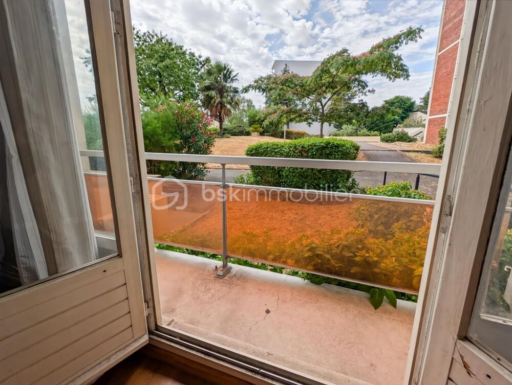 GRAND STUDIO AVEC PARKING BALCON ET CAVE A 10 MINUTES DE LA GARE RER A ET E VAL DE FONTENAY