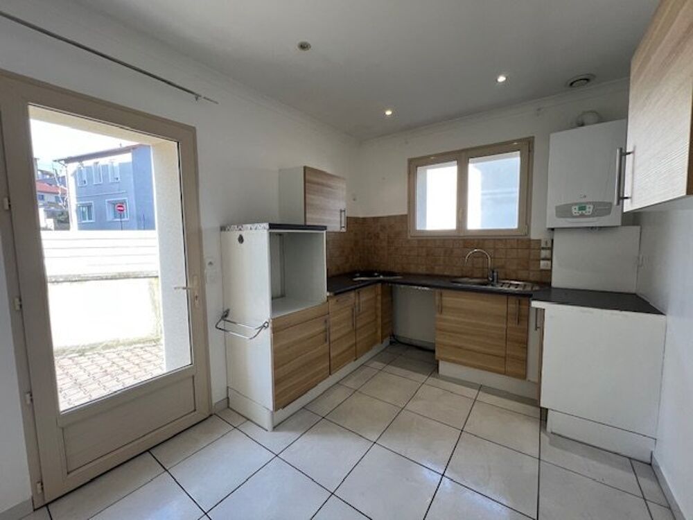 Vente Appartement À saisir – Rare sur le secteur ! Appartement T2 en rez-de-jardin avec cour privative À deux pas du centre-ville de Roche-la-Moli Roche la moliere