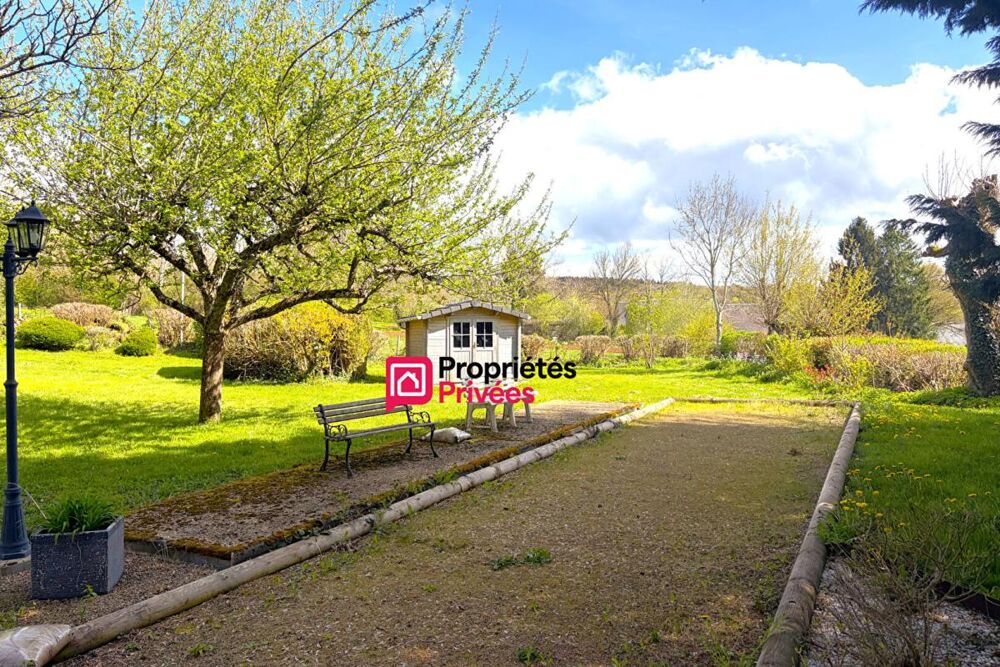 Maison T6 de caractère en pierre proche de Manzat 63410 de 164m² . Terrain 3040m² à vendre