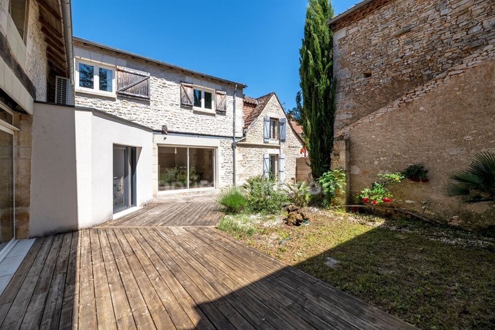 Maison en pierre 6 pièces sur la commune de MAYAC (24)