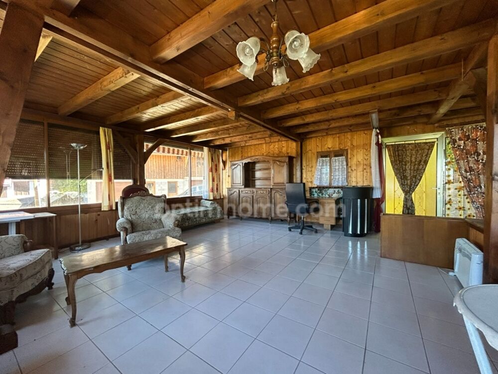VIEUX-FERRETTE, propriété composé de 2maisons, dont une louée, sur 17.37ares. Enorme potentiel. Emplacement magnifique!