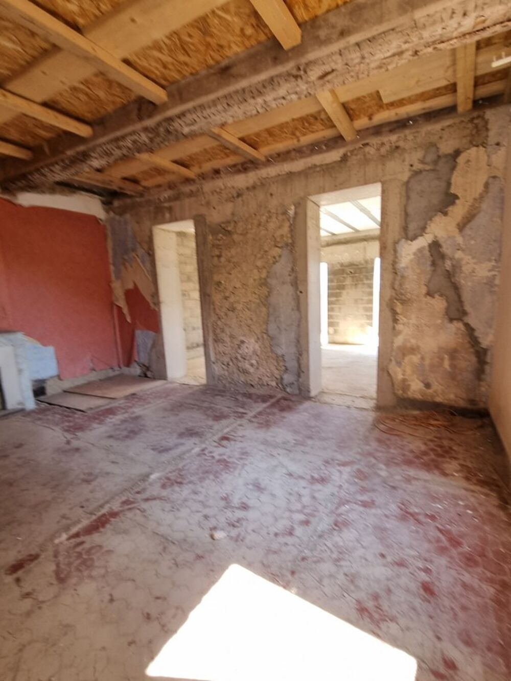 Appartement 3 pièces à renover avec terrasse - SAINT SAVOURNIN (13)