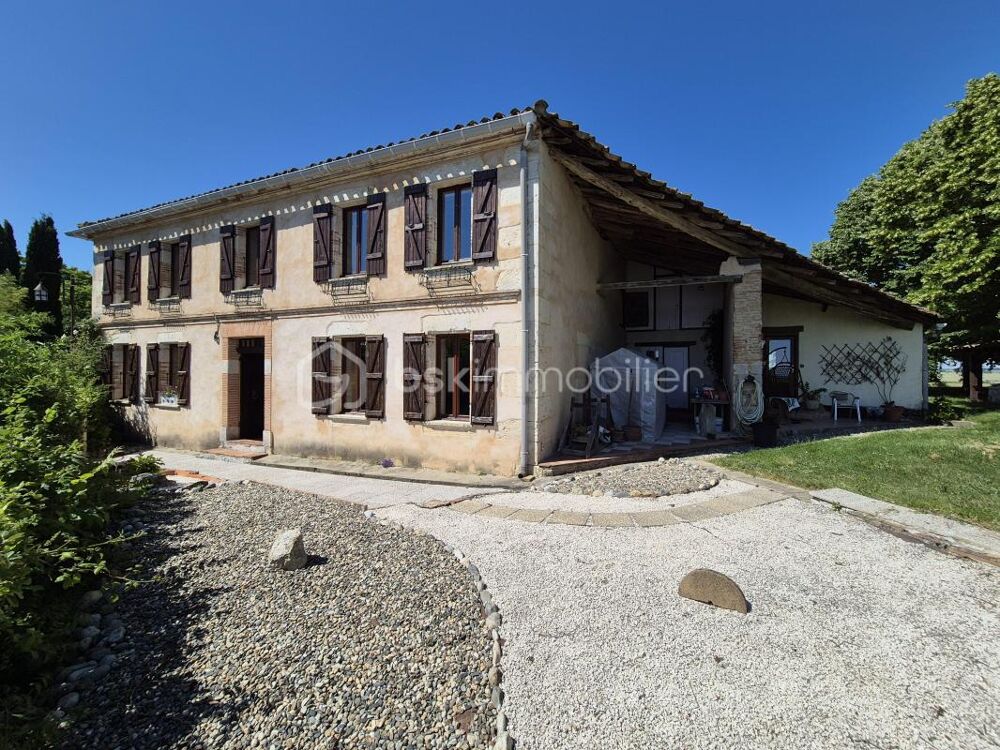 MAISON DE MAITRE du XVIIIe dans village pittoresque