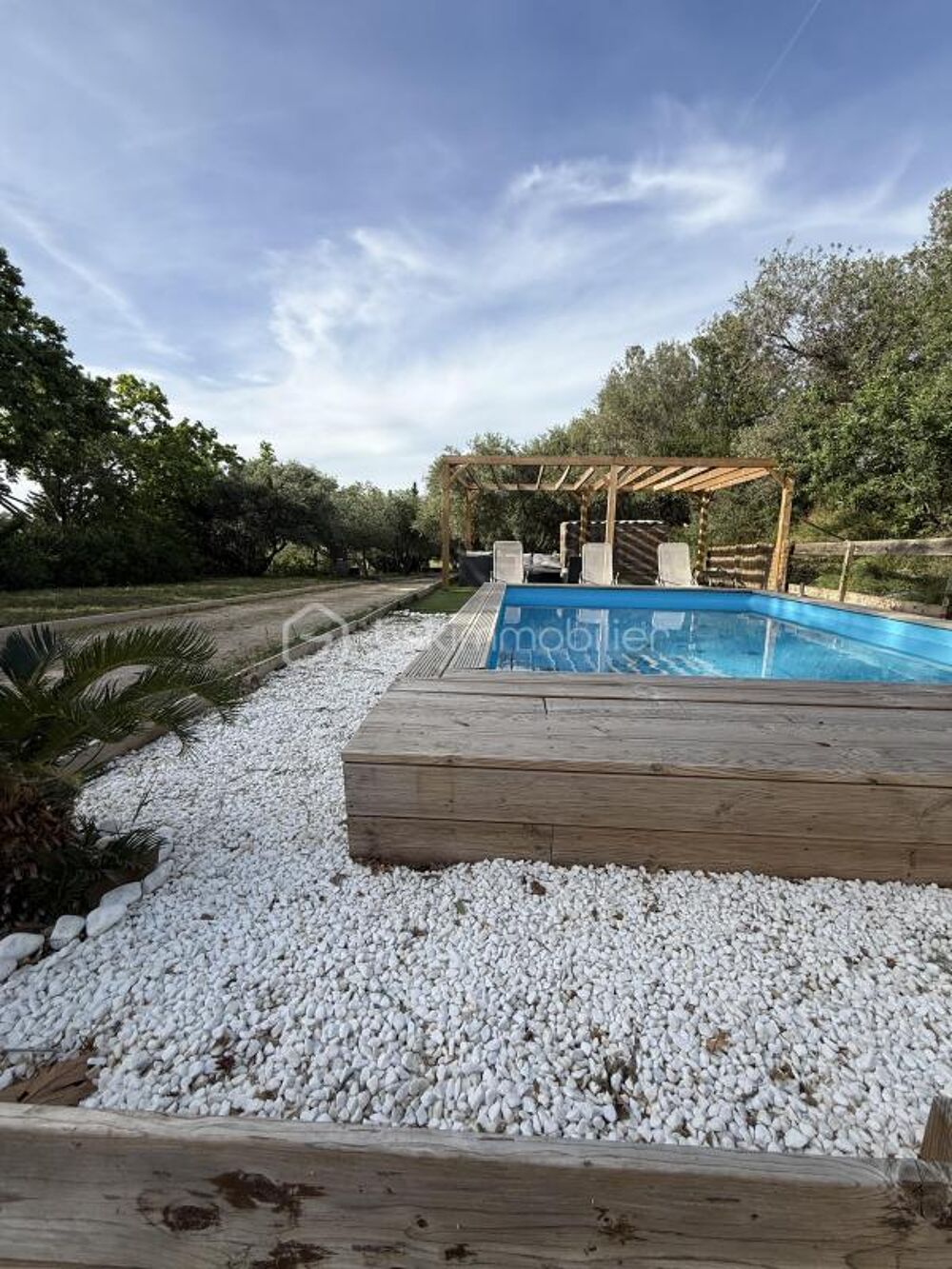 COUP DE COEUR ** MAISON EN PIERRE RÉNOVÉE ** ENVIRON 3 225 m² DE TERRAIN ** PISCINE ** SANS VIS-À-VIS ** BEAU POTENTIEL **