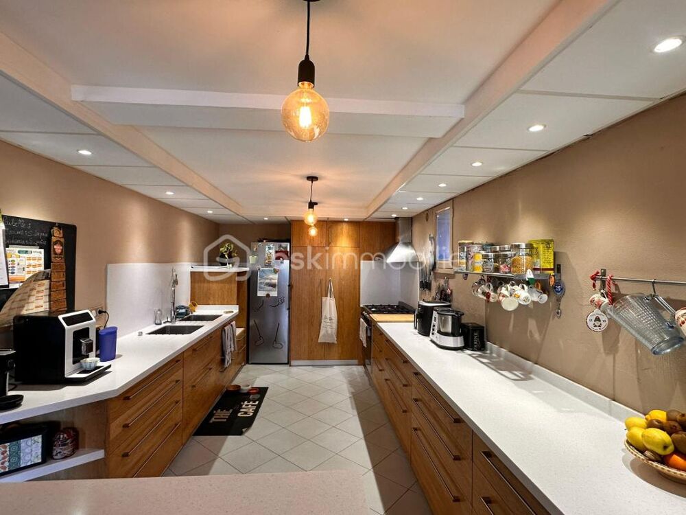St Leger aux portes de Roanne, belle maison familiale 300m2 avec 5 chambres terrain 1864 m2 Piscine et Jacuzzi; dépendance 400m2