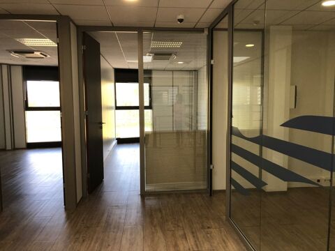 Dpt Rh&ocirc;ne (69), &agrave; louer RILLIEUX LA PAPE Bureaux, magnifique plateau de 200m2 avec 7 bureaux et un patio, au 1er &eacute;tage 2700 69140 Rillieux la pape