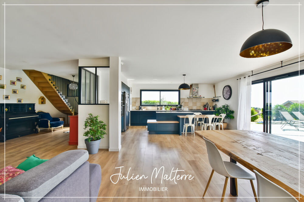 Vente Maison Maison récente de 170 m² sur 2100 m² de terrain préservés, 7 pièces, 5 chambres dont dressing, garage de 85 m² à MAROLS (42) Marols