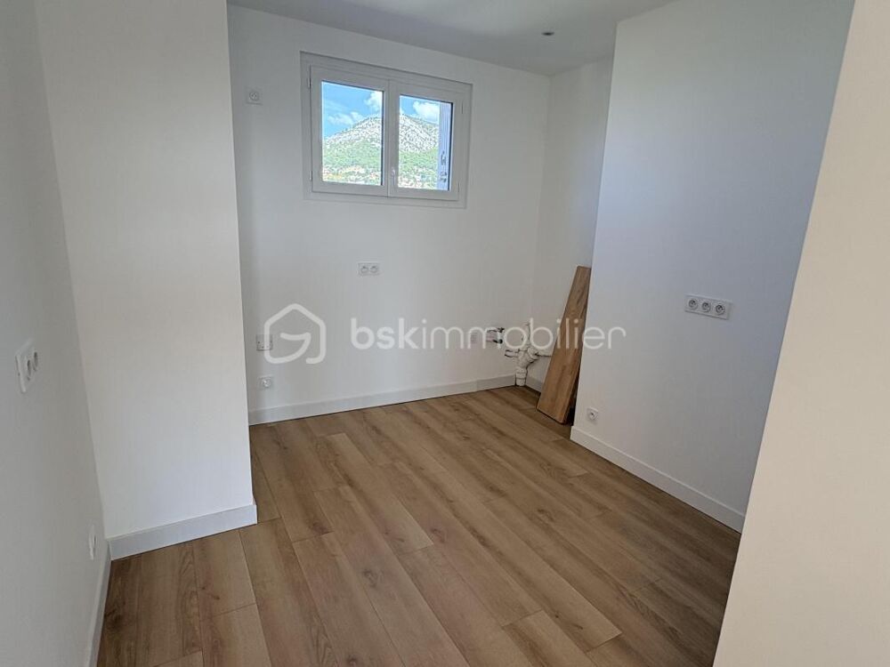 Appartement rénové de type 4 au dernier étage d'une copropriété securisée