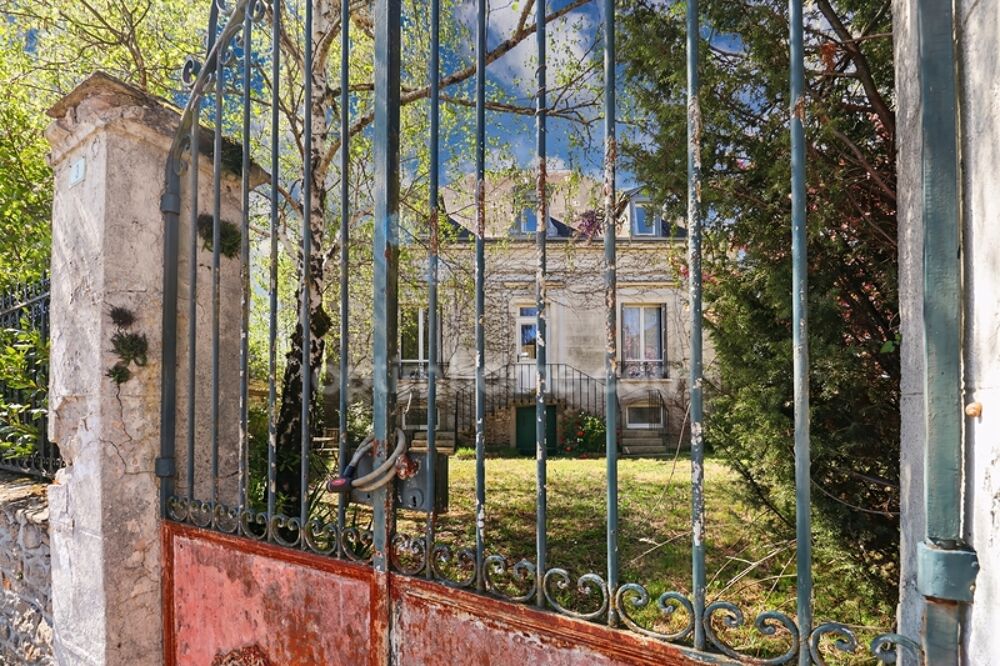 Maison de Charme et de Caractère -175 m² environ - 10 pièces - 7 chambres - Terrain 1450 m² environ - SAINT SULPICE LES FEUILLES