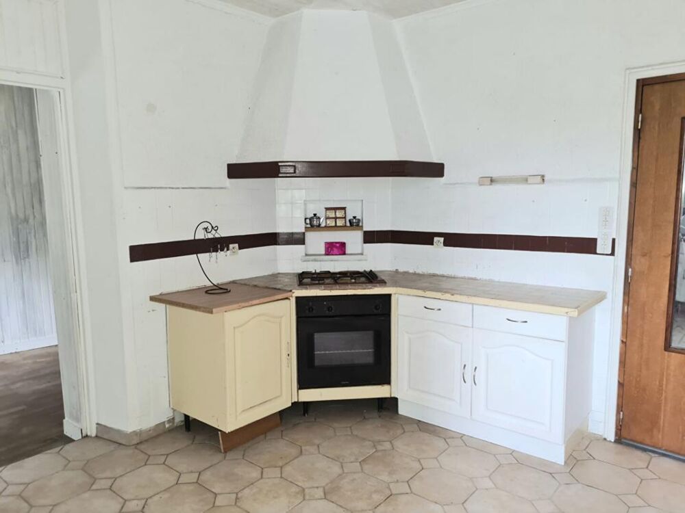 Exclusivité - Le Croisty - Maison de 135.36 m2 - 6 pièces - 3 chambres - Jardinet 20 m2 - Prix 125.000