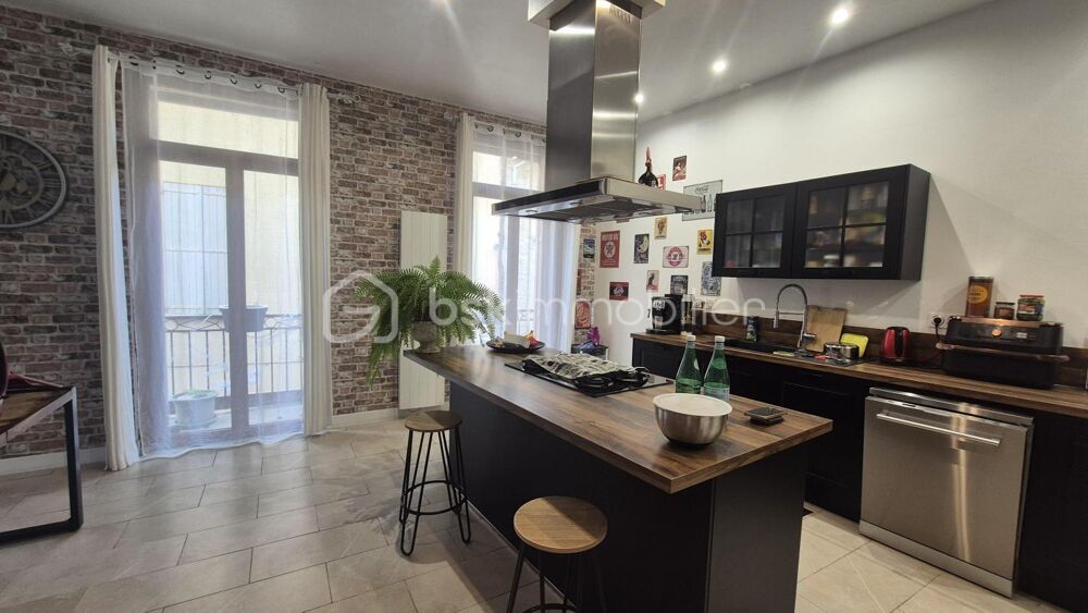 A VENDRE MAISON DE MAITRE RENOVEE DEUX FACES DE 183M² A BAIXAS - CENTRE VILLE - PROCHE DES COMMERCES - TERRASSE - QUATRE CHAMBRE