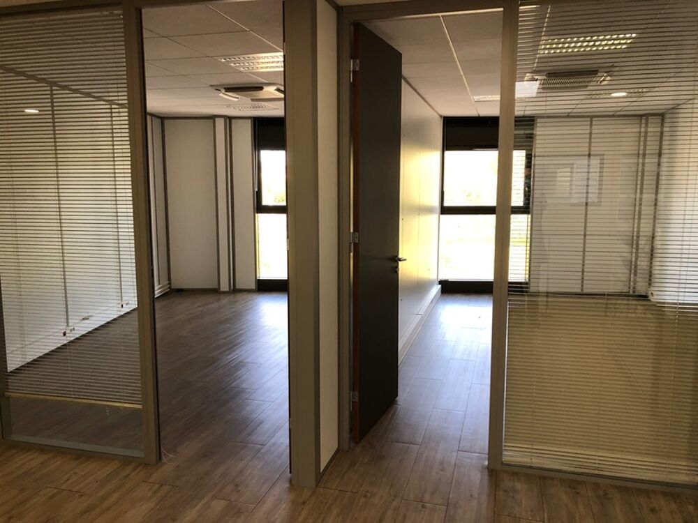   Dpt Rhône (69), à louer RILLIEUX LA PAPE Bureaux, magnifique plateau de 200m2 avec 7 bureaux et un patio, au 1er étage Rillieux la pape