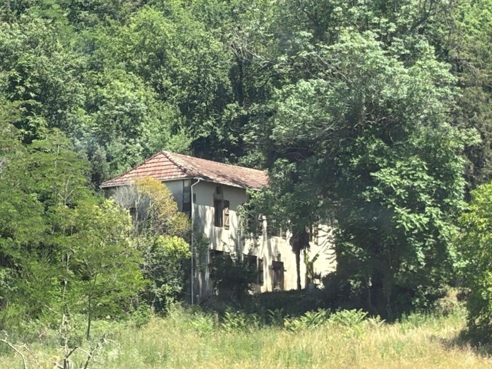 MARCIAC(32): cachée, au bout d'un chemin privé, PROPRIETE sur 2ha, anciens Bains avec sa source encore présente, dépendance, aut