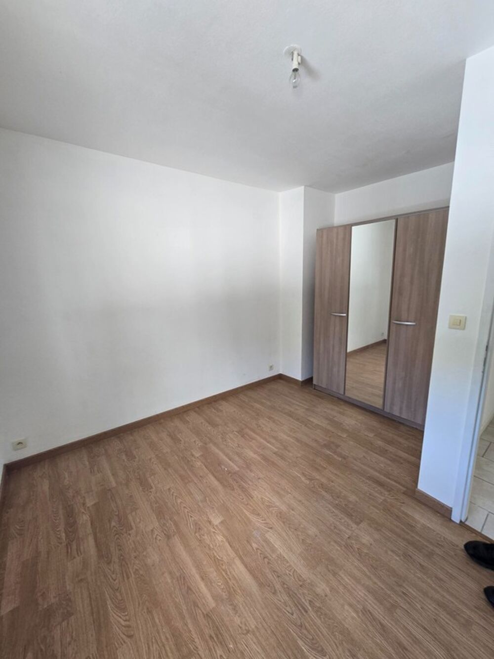 à vendre grande piéces de vie , grande terrasse, parking privatif , cave, 200 m mer LA TREMBLADE (17)