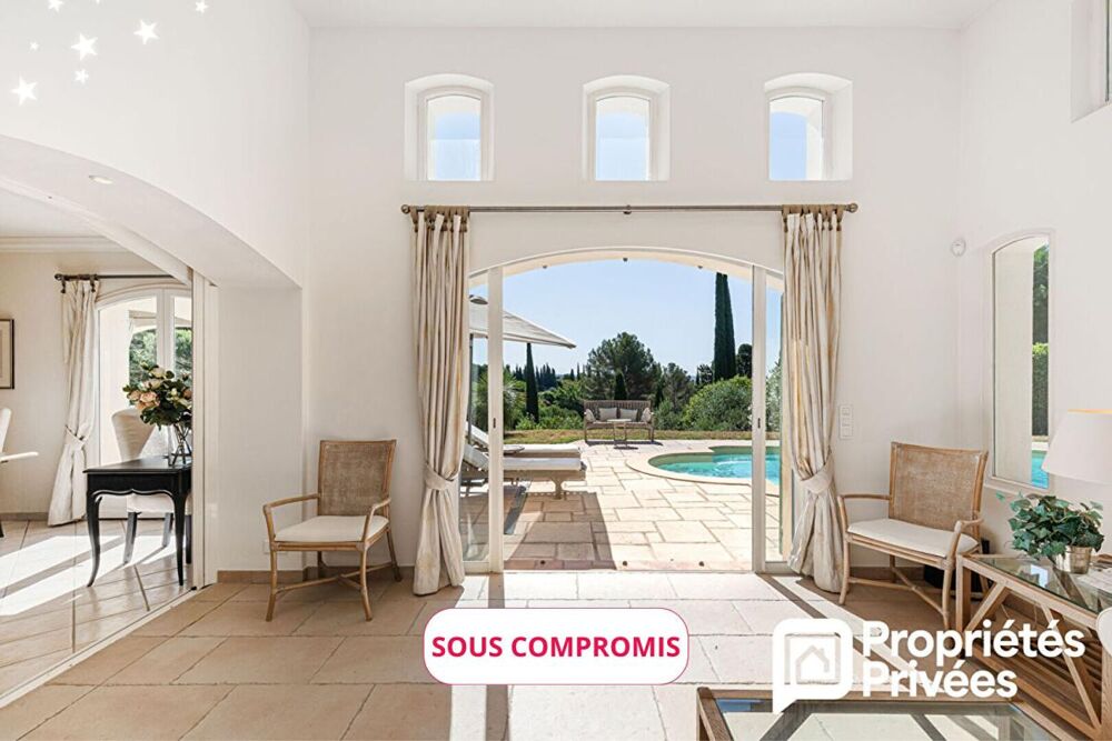 Villa de plain-pied avec grand garage et piscine au calme et vue dégagée