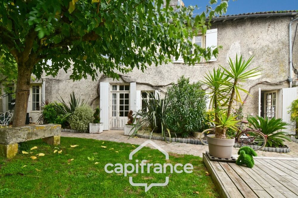 Maison de caractère à vendre, En Charente Maritime (17)centre ville SAINT JEAN D'ANGELY, 7 pièces avec jardin clos