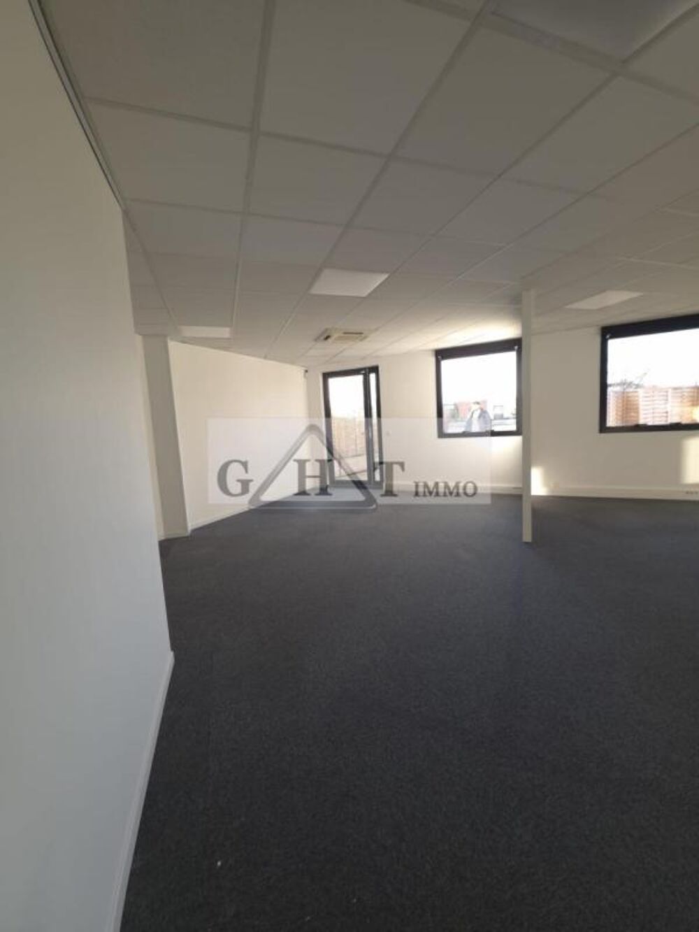   Bureau de 86 m² avec terrasse privative Massy