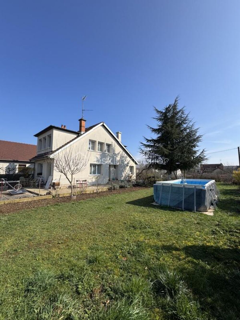 À vendre  Spacieuse maison familiale de 182 m² avec jardin et appartement indépendant