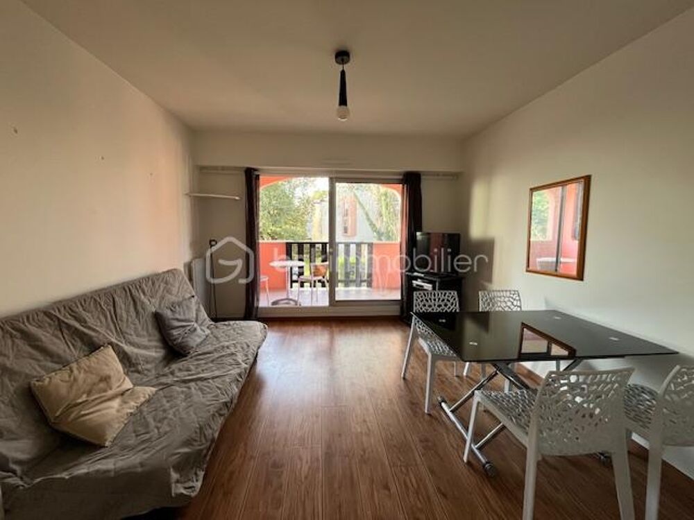 STUDIO CABINE DANS RESIDENCE AVEC PISCINE PROCHE PLAGE ET COMMERCES