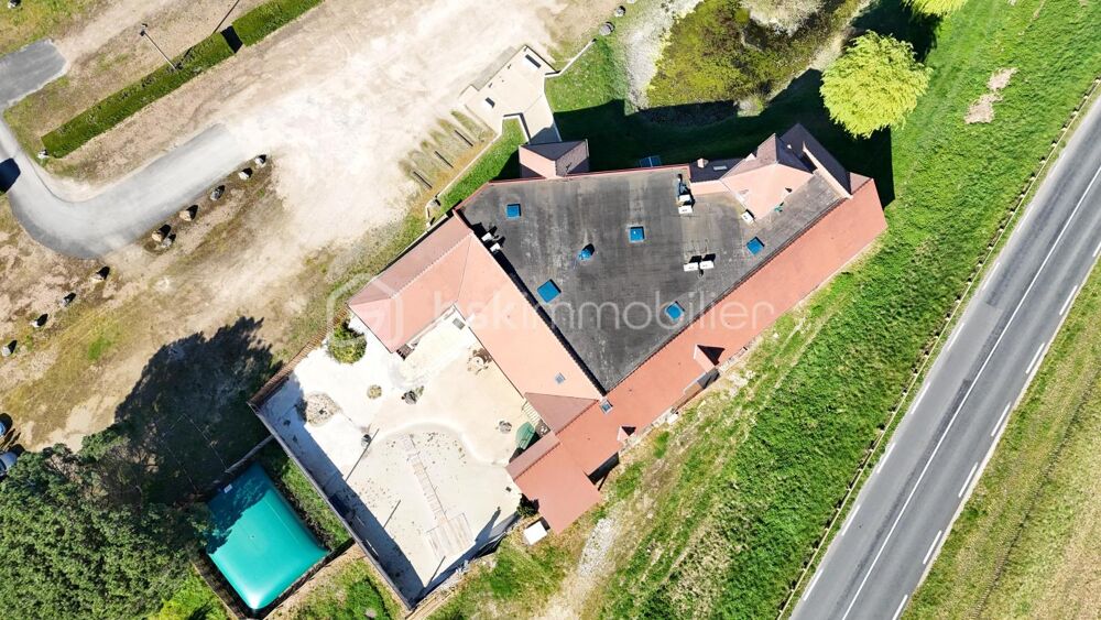 Superbe longère de 1400 m² avec dépendances , située à deux pas d'Amboise prête à se re-inventer