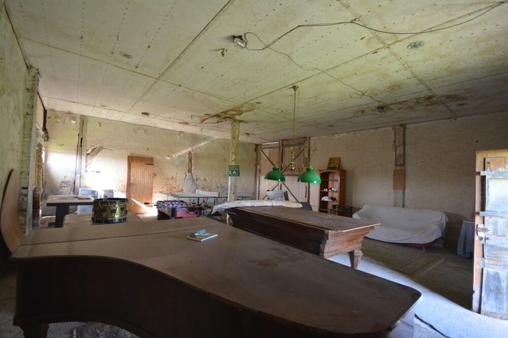 "Opportunité Exceptionnelle : Grange de 540 m² à Rénover, un vaste Espace pour Votre Salon Séjour, Salle de Bain Spa et Salle de