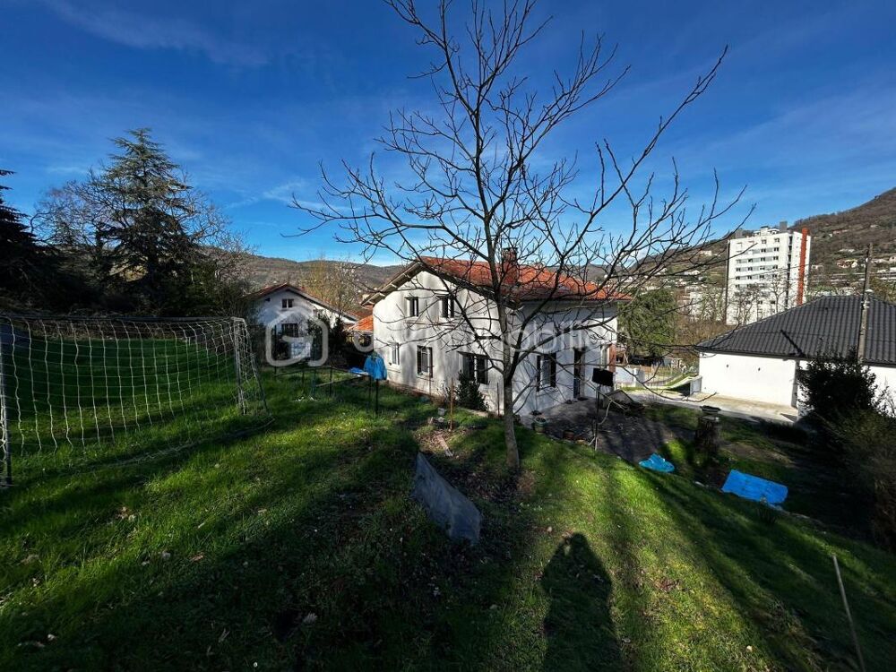 Maison de 153 m² située à 5 minutes du centre ville de Saint-Affrique avec garage / 5 chambres et jardin