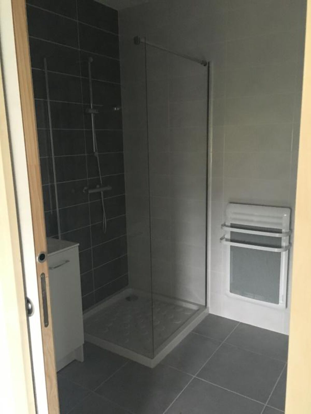 Location Appartement A LOUER T1BIS SUR TOUR DE VILLE EN TRES BON ETAT - PIECE DE VIE AVCE COIN CUISINE SEMI-EQUIPEE - 1 CHAMBRE SEPAREE PAR PORTE COU Villefranche de rouergue