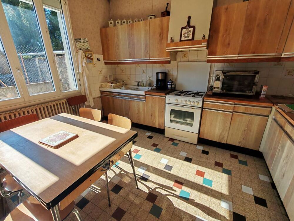 Maison de 185 m2 à Bignoux , 5 chambres , jardin, cour, grange
