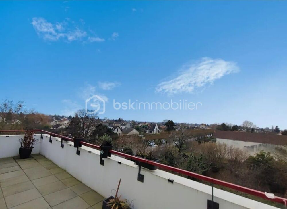 Coup de coeur : Magnifique F5 à Montfermeil avec une terrasse de 45 m² et 1 place de parking. Proche des commerces, transports et