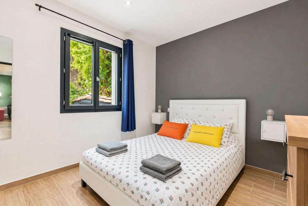 à vendre  Propriété/château Saint-Étienne-du-Grès (13103)