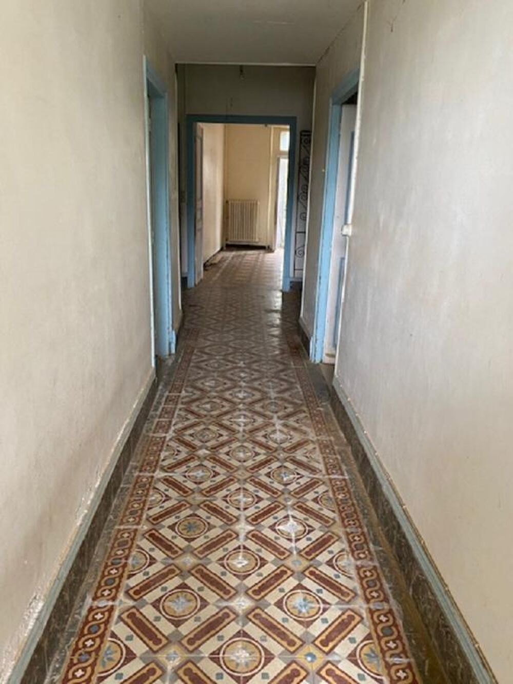 Grande maison de 182 m² à rénover, avec grande remise, cours et jardin ombragé