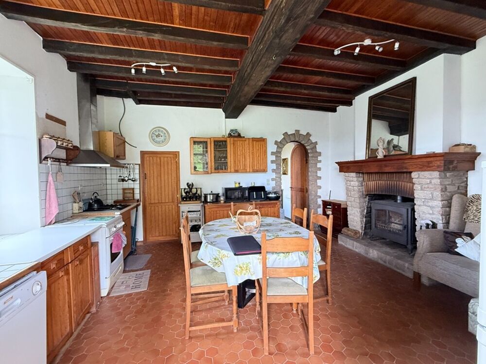 Vente Propriété/Château EN EXCLUSIVITE Très belle propriété de 215m² avec piscine et dépendances sur 6626 m² de terrain 177 900 € Naillat