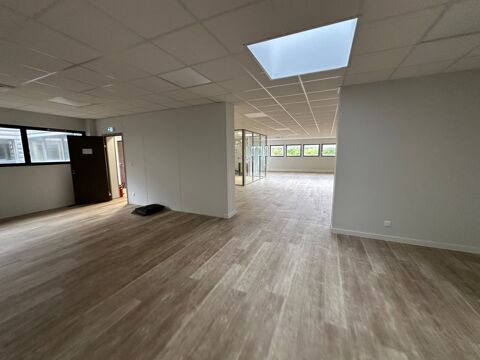   bureaux à louer RILLIEUX LA PAPE (69) plateau de bureaux de 249m2 au 1er étage avec parking inclu 