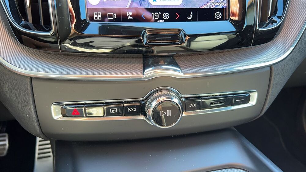 XC60 T6 Recharge 341 Plug in Hybrid AWD Geartronic8 R-Design - En 2022 occasion 63000 Clermont Ferrand