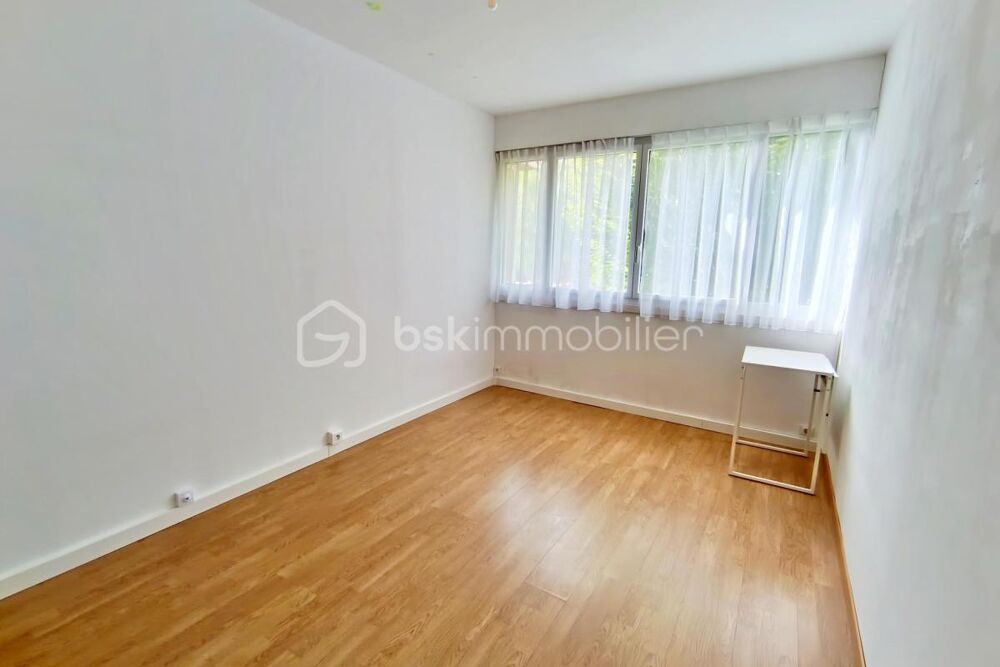 Appartement familial 6 pièces de 112 m²  Résidence de standing avec parc et piscine
