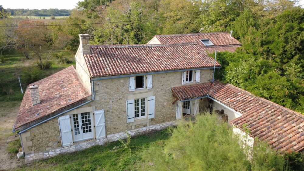 Vente Maison Maison de caractère de 214 m2 à Gizay , 4 chambres, grand jardin, garage, cave, mare Gizay